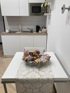 萨莱诺Salerno4Seasons的厨房里的桌子上放着一盒食物