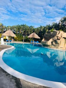 拉塞瓦villa en palma real的蓝色海水度假村的游泳池