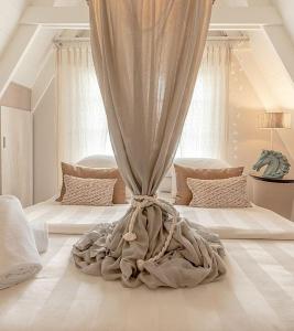 马德拉潘帕斯Runa Moraira Apart & Spa的卧室配有带床帘的地板