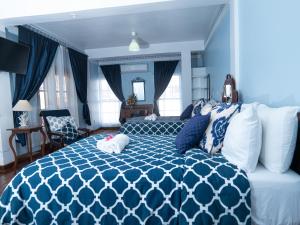 罗索Sutton Place Hotel的蓝色和白色的卧室,配有床和沙发