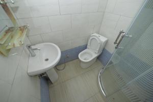 基加利OMX Hotel Remera的一间带水槽和卫生间的浴室