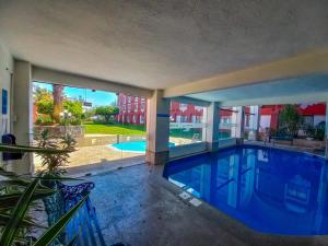 贾拉普哈拉帕嘉年华酒店的享有大楼景致的游泳池