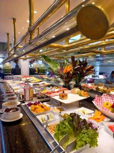 贾拉普哈拉帕嘉年华酒店的包含许多食物的自助餐