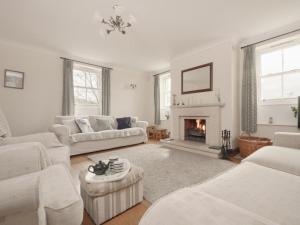 Applethwaite4 Bed in Applethwaite SZ434的客厅配有白色家具和壁炉