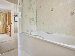 Applethwaite4 Bed in Applethwaite SZ434的白色的浴室设有浴缸和淋浴。