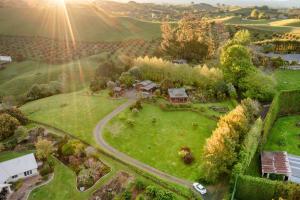 陶朗加Swiss-Kiwi Retreat A Self-contained Appartment or a Tiny House option的绿色田野中房屋的空中景观
