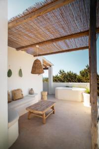 米乔尔海滩Estel Formentera的天井配有木桌和长凳