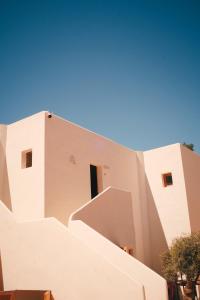 米乔尔海滩Estel Formentera的前面有楼梯的白色建筑