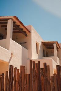 米乔尔海滩Estel Formentera的前面有木栅栏的白色房子