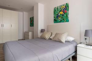 瓦伦西亚Garden Turia Downtown的白色卧室配有一张带两个枕头的大床