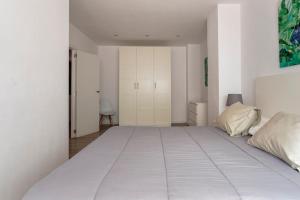 瓦伦西亚Garden Turia Downtown的白色卧室内的一张大白色床