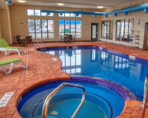 普利茅斯Comfort Suites Plymouth near US-30的游泳池,位于酒店带游泳池的客房