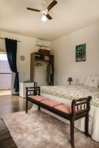 圣代佩德罗Pousada Sonho do Campo的一间卧室配有一张床和吊扇