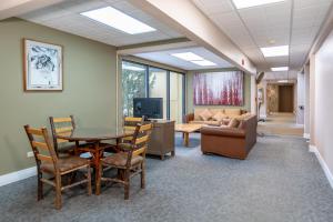 斯廷博特斯普林斯Legacy Vacation Resorts Steamboat Springs Hilltop的一间配备有桌椅和沙发的等候室