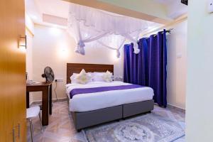 内罗毕Markson Hotel Kilimani的一间卧室配有一张紫色窗帘的床