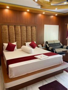 曼达莫尼Saikat Saranya Resort, #Mandarmoni #Beach的一间卧室,卧室内配有一张大床
