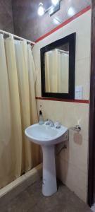 乌玛瓦卡La Rosarito的一间带水槽和镜子的浴室