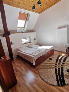 瑟切莱Casa Sara的一间卧室配有床、地毯和窗户