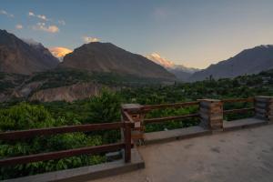 Karimabad HunzaOff-grid Home Hunza的俯瞰山谷美景的长凳
