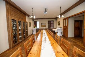Penzion Nad Stájí的长长的用餐室配有长木桌