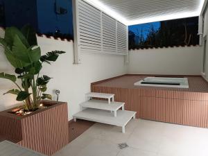 阿尔盖罗利莫尼公寓的一间带热水浴缸和植物的房间