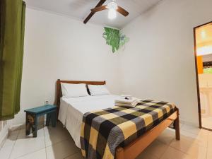韦尔卡鲍Hospedagem Donalu - Vale do Capão的一间卧室配有一张带 ⁇ 子毯子的床