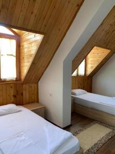 KolgecajMIK Guesthouses Valbone的阁楼间 - 带2张床和2扇窗户