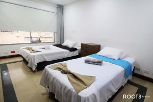 麦德林Apartamento privado en Medellin MAG301的客房设有两张床和窗户。
