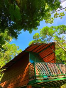 HorquetasLas Arrieras Nature Reserve and Ecolodge的木小屋 - 带阳台