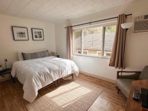 沙斯塔山高山小屋酒店的一间卧室设有一张床和一个窗口