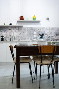 科佩尔蒂诺Beb la casa di tino的厨房配有木桌和椅子