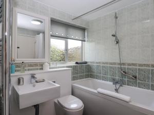 托基Sunny Bank的一间带水槽、浴缸和卫生间的浴室