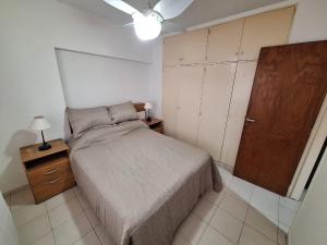 布兰卡港Bahía x día 1的一间卧室配有一张床和一扇木门