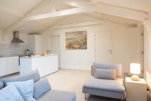 德哈恩Heart at Sea - De Haan的带沙发和椅子的客厅以及厨房。