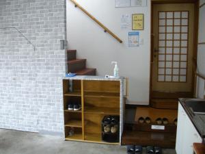 长滨市Minpaku KEN HOUSE - Vacation STAY 60980v的楼梯和鞋架的房间