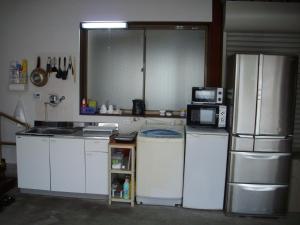 长滨市Minpaku KEN HOUSE - Vacation STAY 60980v的厨房配有白色冰箱和微波炉