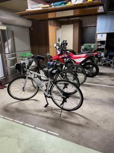 长滨市Minpaku KEN HOUSE - Vacation STAY 60980v的停在停车场的一群自行车