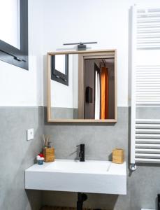 科佩尔蒂诺Beb la casa di tino的浴室设有白色水槽和镜子