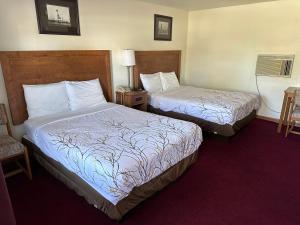 拉丁顿VISTA VILLA MOTEL的酒店客房,配有两张床和椅子
