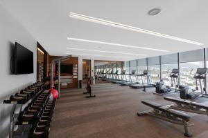 蒙特雷Hilton Monterrey的健身房,配有一排跑步机和机器
