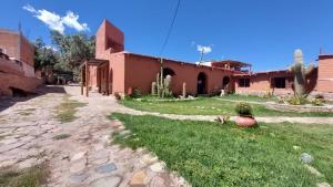 蒂尔卡拉Cabañas Tierra Andina的一座房子旁边的草场建筑