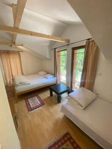 NovoberdoSTANET Forest Houses的一间设有两张床和一张桌子的房间