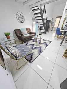巴拿马城Loft Moderno y Tranquilo # 7的客厅配有沙发和桌椅
