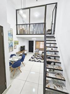 巴拿马城Loft Moderno y Tranquilo # 7的客房设有带蓝色椅子的楼梯。