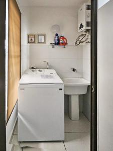 巴拿马城Loft Moderno y Tranquilo # 7的一间带水槽和洗碗机的小厨房