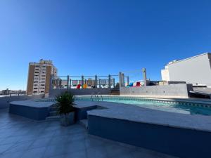 科尔多瓦Plan Córdoba Centro的建筑物屋顶上的游泳池