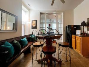 路易斯威尔Mon Fournissuer 4bd Home with backyard的客厅配有沙发和桌子