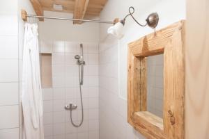 韦特利纳Chata Kruka - apartamenty的带淋浴和镜子的浴室