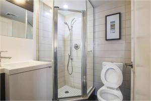 多伦多Residence Inn by Soho的带淋浴、卫生间和盥洗盆的浴室