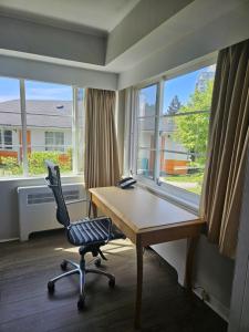 温哥华2400汽车旅馆的办公室,配有桌子、椅子和窗户